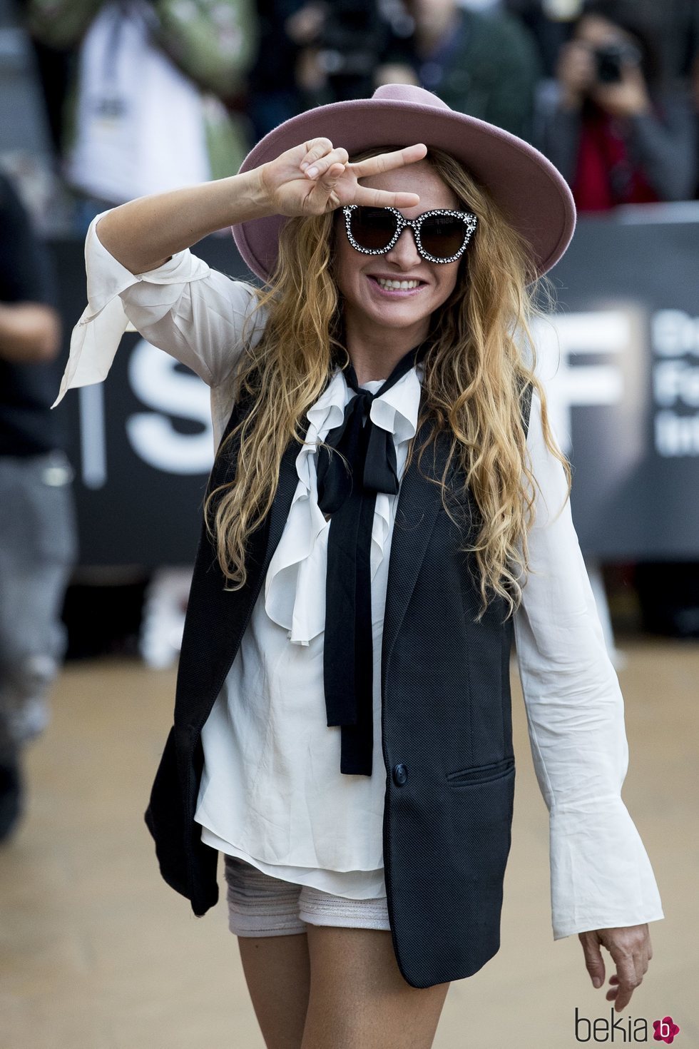 Paulina Rubio saludando en el Festival de Cine de San Sebastián