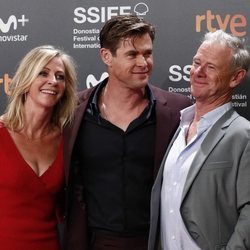 Chris Hemsworth junto a sus padres durante el Festival de San Sebastián 2018