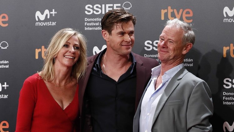 Chris Hemsworth junto a sus padres durante el Festival de San Sebastián 2018