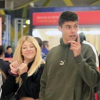 Anita Matamoros y Javier Tudela en el aeropuerto Madrid-Barajas Adolfo Suárez