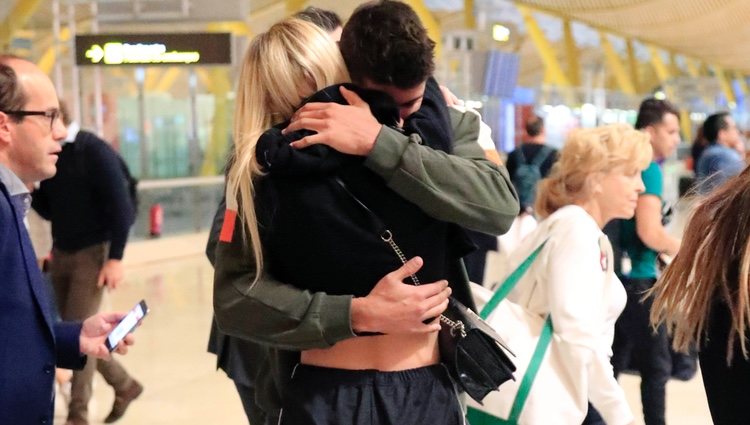 Anita Matamoros y Javier Tudela se despiden en el aeropuerto