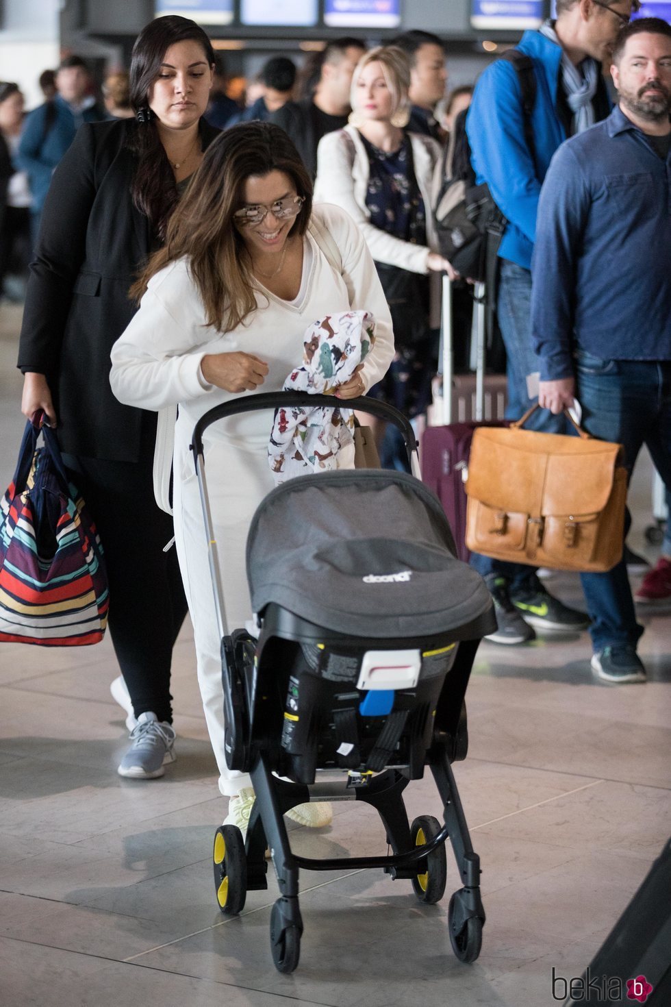 Eva Longoria con su hijo en el Aeropuerto de París