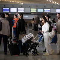 Eva Longoria y José Bastón con su hijo en el aeropuerto de París