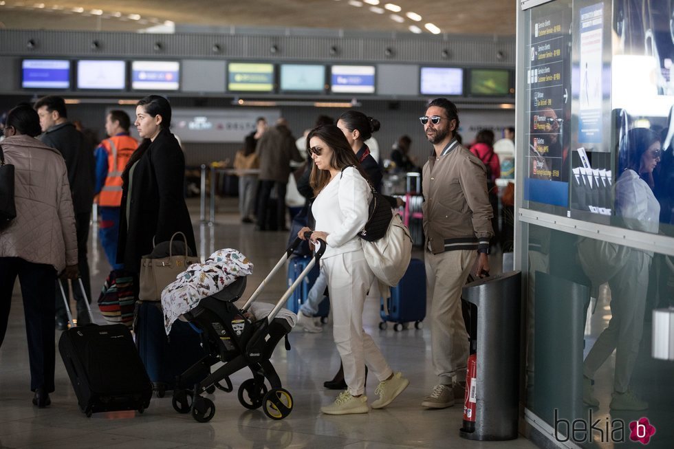 Eva Longoria y José Bastón con su hijo en el aeropuerto de París