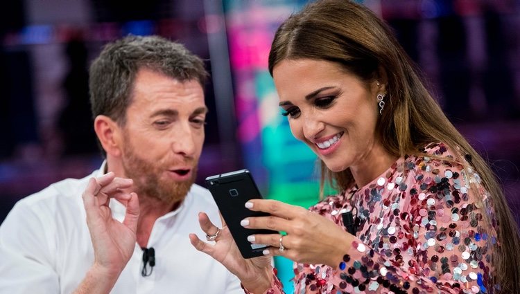 Paula Echevarría enseñando a Pablo Motos a hacerse fotos