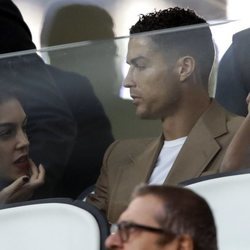 Cristiano Ronaldo y Georgina Rodríguez viendo un partido de la Juventus