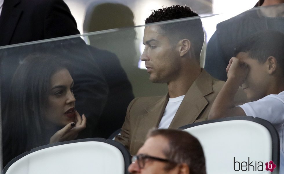 Cristiano Ronaldo y Georgina Rodríguez viendo un partido de la Juventus