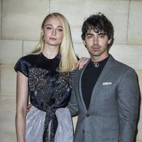 Sophie Turner y Joe Jonas en el desfile de Louis Vuitton primavera/verano 2019 en París