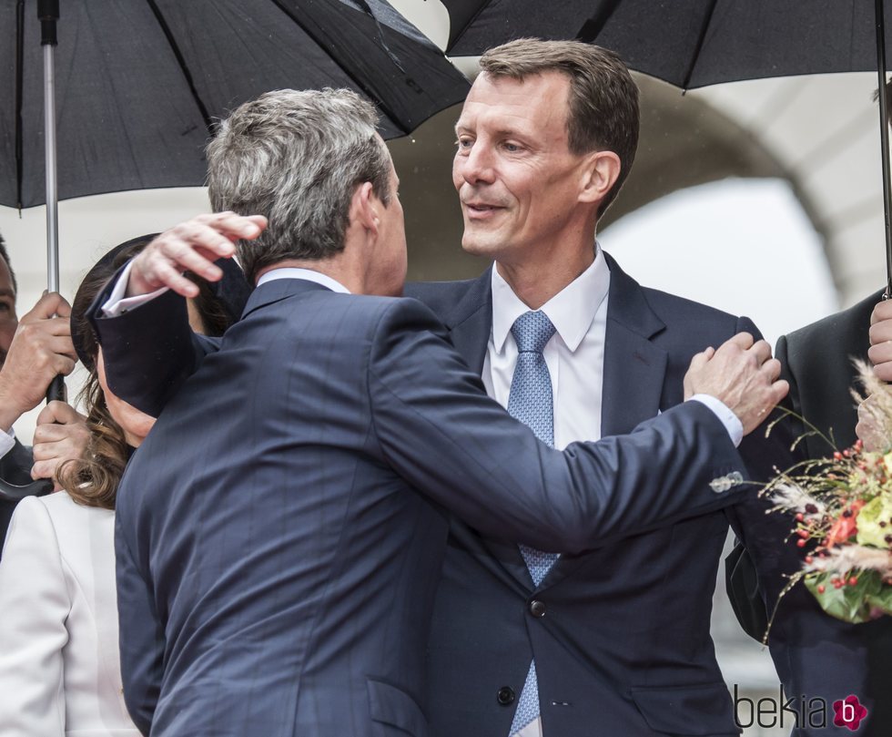 Federico y Joaquín de Dinamarca se saludan con cariño en la Apertura del Parlamento