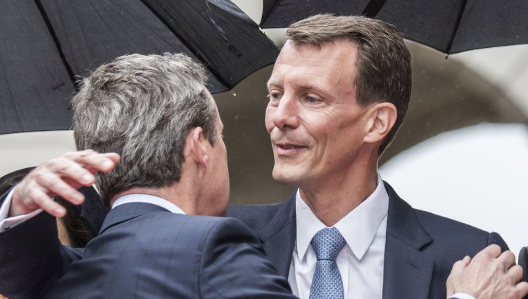 Federico y Joaquín de Dinamarca se saludan con cariño en la Apertura del Parlamento