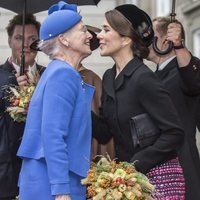 Margarita y Mary de Dinamarca dándose un beso en la Apertura del Parlamento