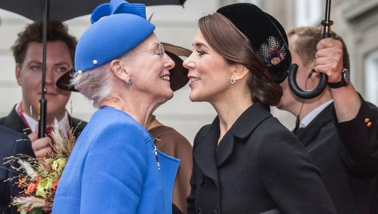 Margarita y Mary de Dinamarca dándose un beso en la Apertura del Parlamento