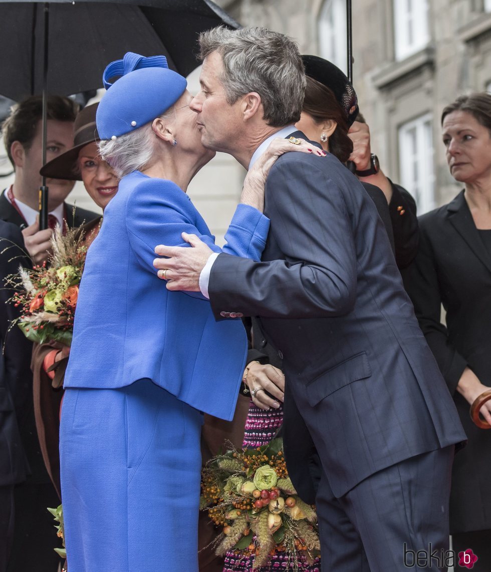 Margarita y Federico de Dinamarca se saludan con un beso en la Apertura del Parlamento