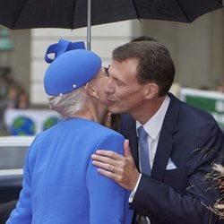 Margarita y Joaquín de Dinamarca se dan un beso en la Apertura del Parlamento