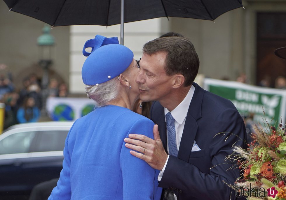 Margarita y Joaquín de Dinamarca se dan un beso en la Apertura del Parlamento