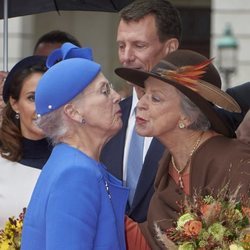 Margarita y Benedicta de Dinamarca dándose un beso en la Apertura del Parlamento