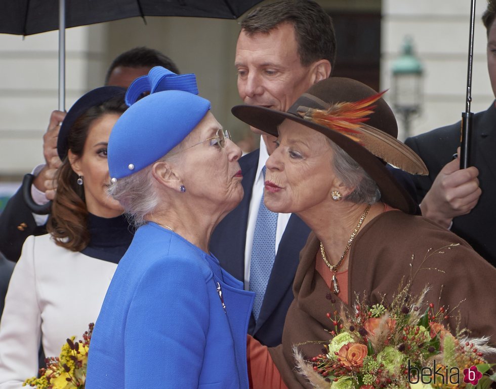 Margarita y Benedicta de Dinamarca dándose un beso en la Apertura del Parlamento