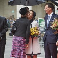 Mary y Marie de Dinamarca se dan un beso en la Apertura del Parlamento