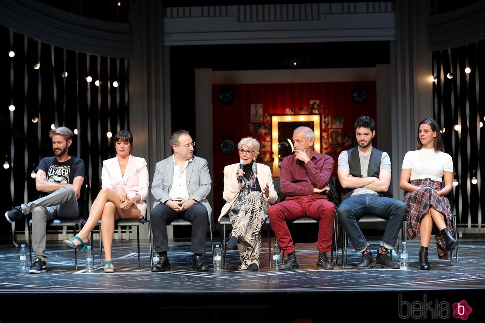 Concha Velasco, Jordi Rebellón, Cristina Abad, Emmanuel Medina y Manuel Velasco en la presentación de 'El Funeral' en Madrid