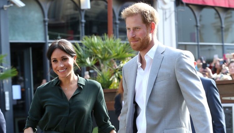 El Príncipe Harry y Meghan Markle, cogidos de la mano en su primera visita oficial a Sussex