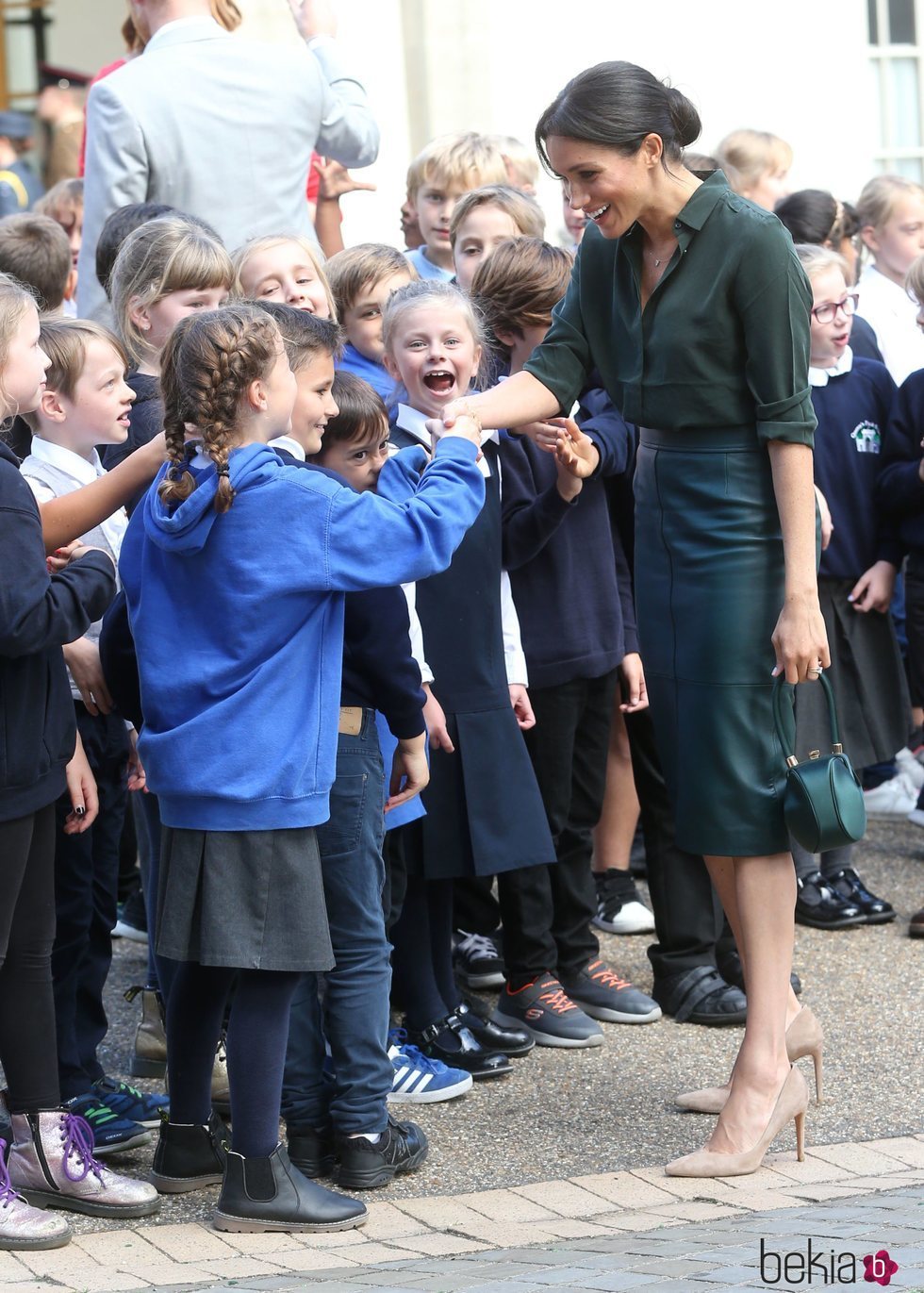 Meghan Markle con unos niños en su primera visita oficial a Sussex