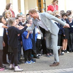 El Príncipe Harry bromea con unos niños en su primera visita a Sussex con Meghan Markle