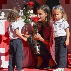 La Reina Letizia con unas niñas en el Día de la Banderita 2018