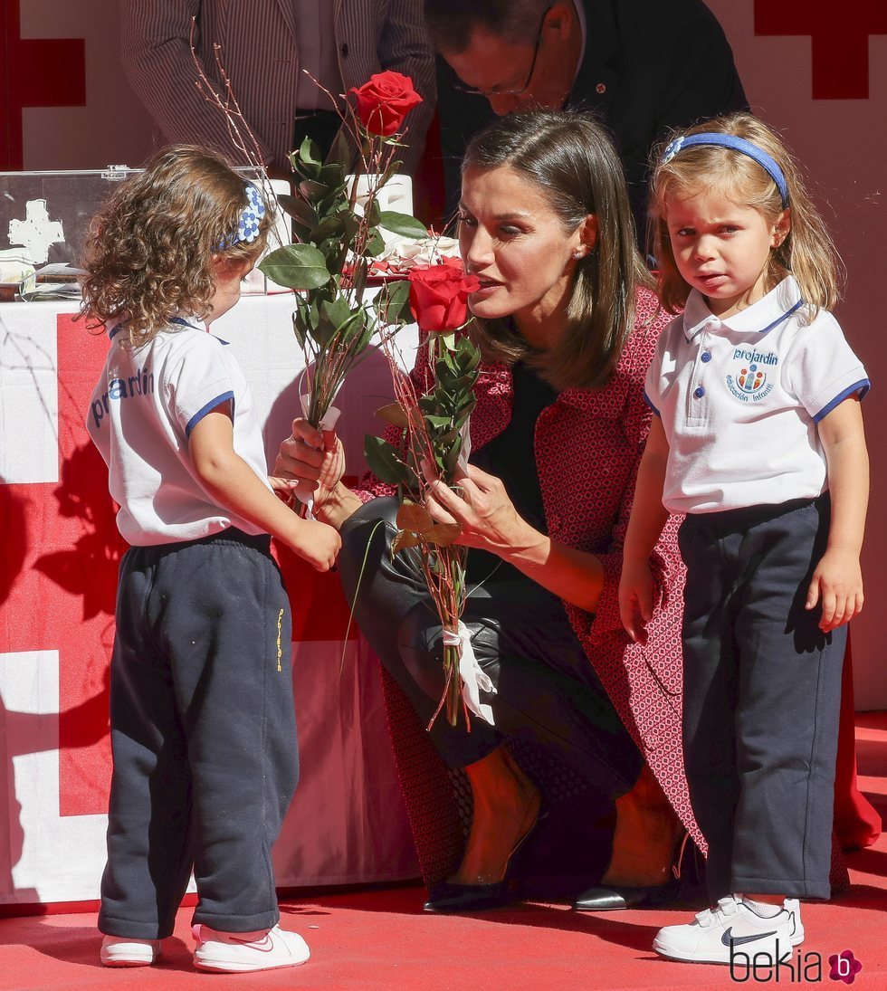 La Reina Letizia con unas niñas en el Día de la Banderita 2018