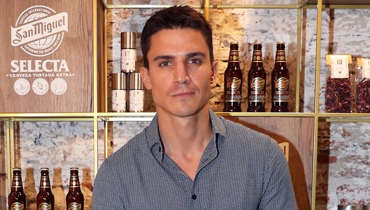 Álex González en un evento de una cocnocida marca e cerveza