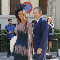 Blanca Suelves y Ioannes Osorio llegando a la boda de Fernando Fitz James-Stuart con Sofía Palazuelo