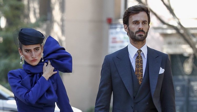 Enrique Solís y Alejandra Domínguez llegando a la boda de Fernando Fitz James-Stuart con Sofía Palazuelo