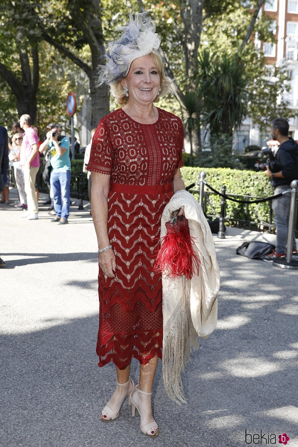 Esperanza Aguirre llegando a la boda de Fernando Fitz James-Stuart con Sofía Palazuelo