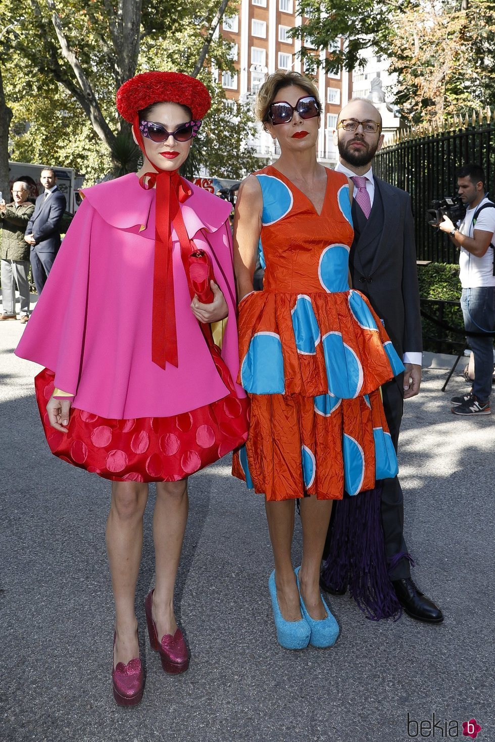 Ágatha Ruiz de la Prada y Cósima Ramírez llegando a la boda de Fernando Fitz James-Stuart con Sofía Palazuelo