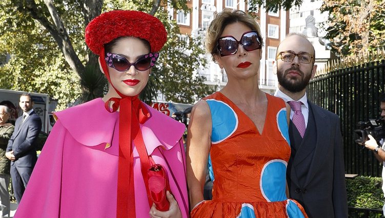 Ágatha Ruiz de la Prada y Cósima Ramírez llegando a la boda de Fernando Fitz James-Stuart con Sofía Palazuelo