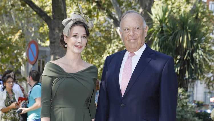 Carlos Falcó y Esther Doña llegando a la boda de Fernando Fitz James-Stuart con Sofía Palazuelo