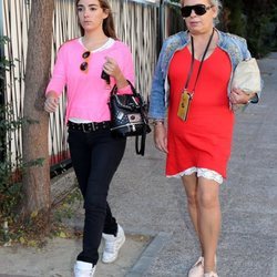 Carmen Borrego y su hija Carmen Almoguera visitando a Terelu Campos un día después de su doble mastectomía