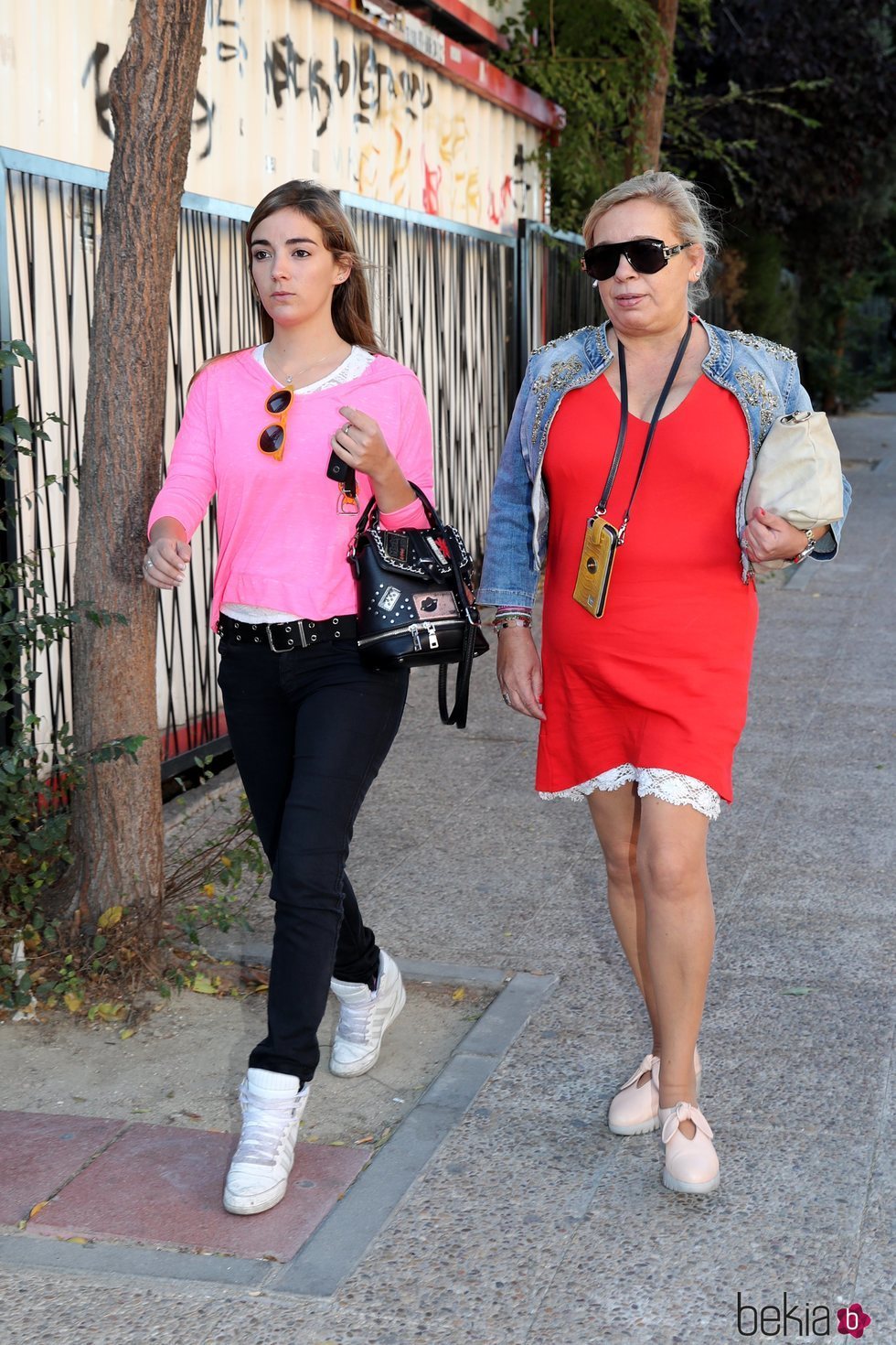 Carmen Borrego y su hija Carmen Almoguera visitando a Terelu Campos un día después de su doble mastectomía