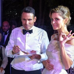 María Menounos junto a Keven Undergaro durante su boda en Grecia