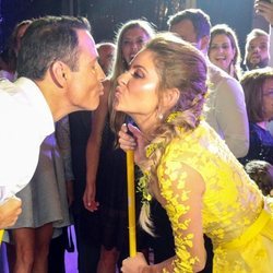 María Menounos y Keven Undergaro en la celebración de su boda tradicional griega