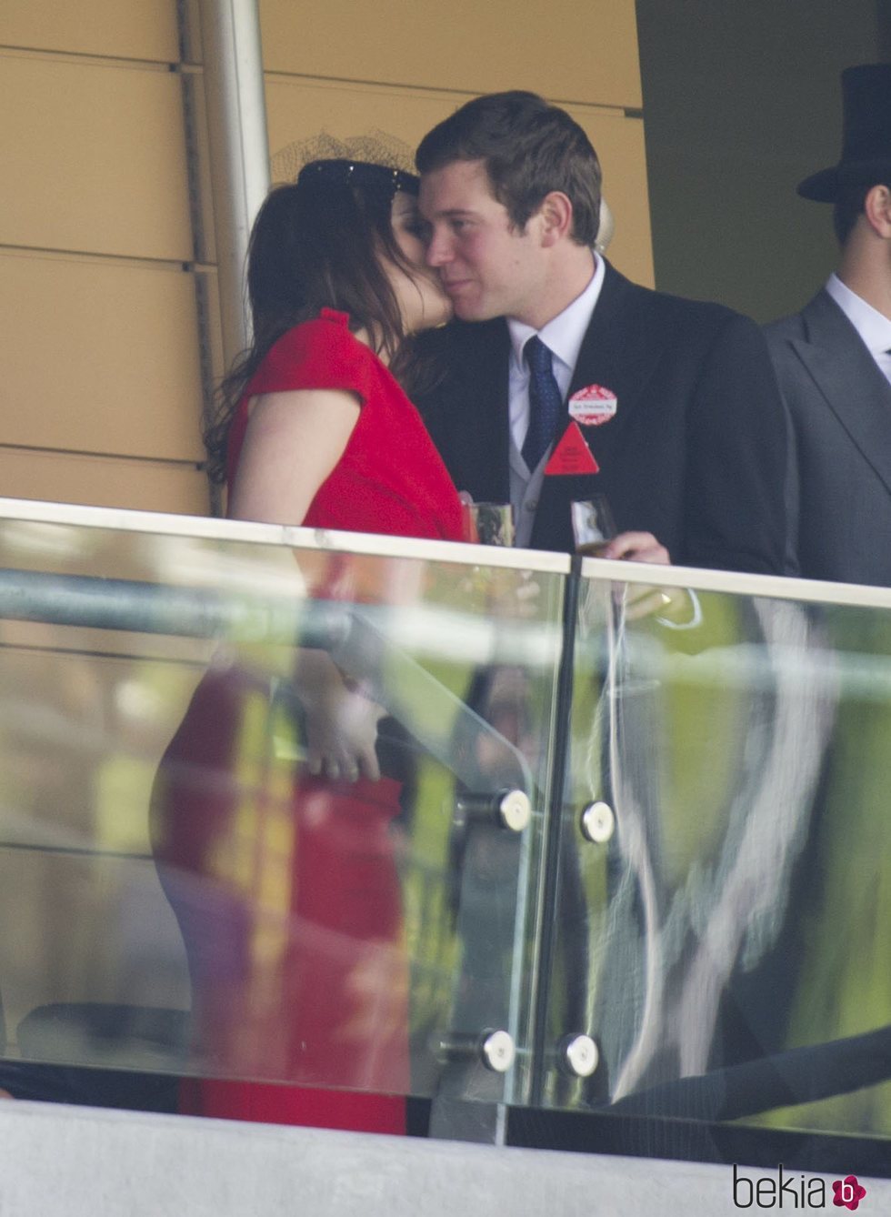 La Princesa Eugenia de York y Jack Brooksbank muy acaramelados en Ascot 2011