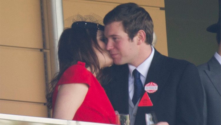 La Princesa Eugenia de York y Jack Brooksbank muy acaramelados en Ascot 2011