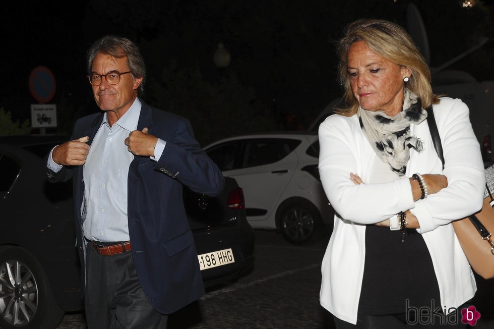 Artur Mas y su esposa llegando a la capilla ardiente de Montserrat Caballé