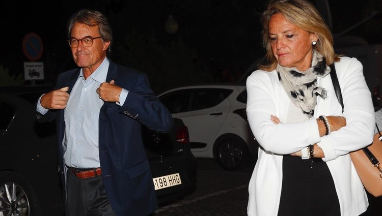 Artur Mas y su esposa llegando a la capilla ardiente de Montserrat Caballé