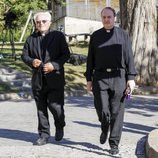 El Padre Apeles llegando a la capilla ardiente de Montserrat Caballé