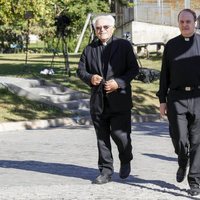 El Padre Apeles llegando a la capilla ardiente de Montserrat Caballé