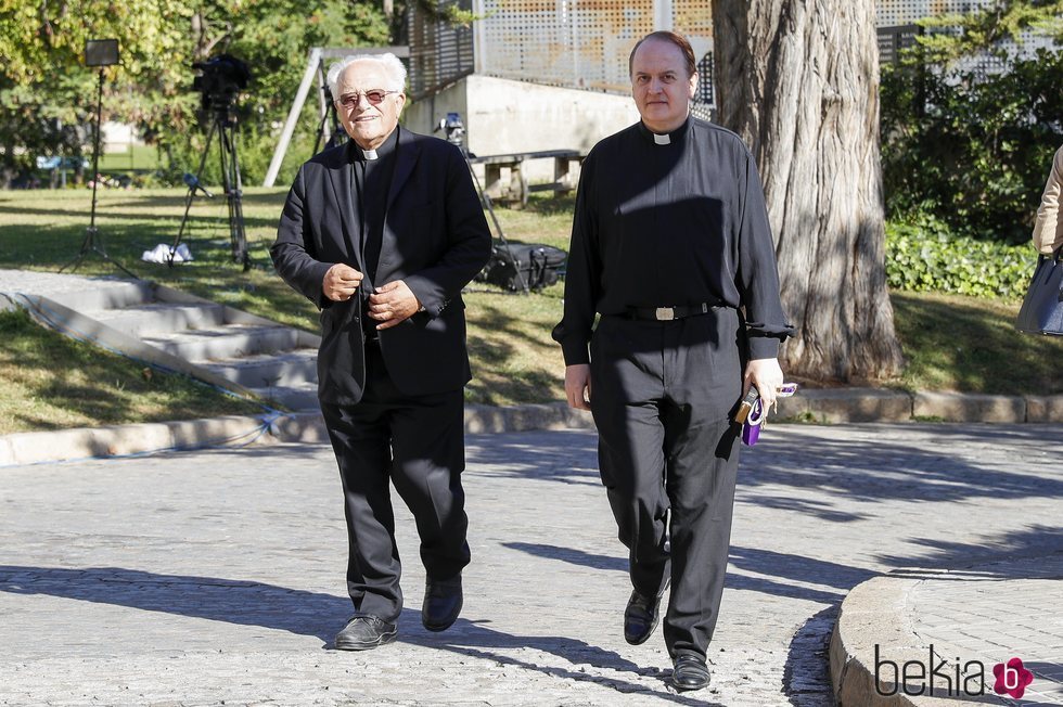 El Padre Apeles llegando a la capilla ardiente de Montserrat Caballé