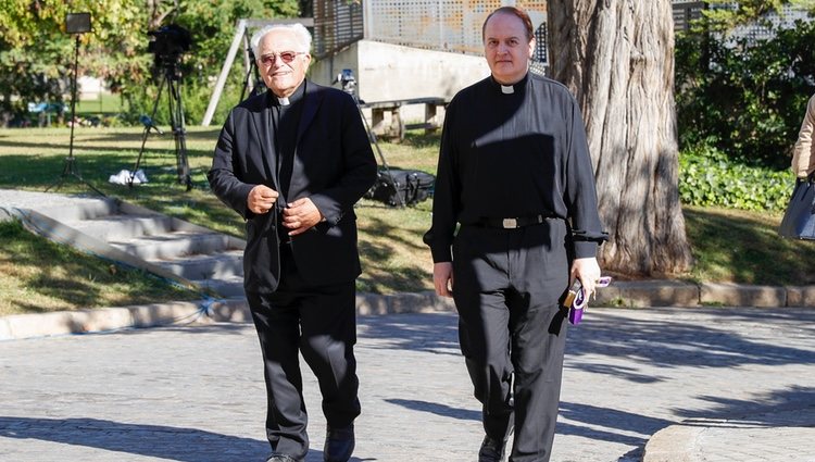 El Padre Apeles llegando a la capilla ardiente de Montserrat Caballé