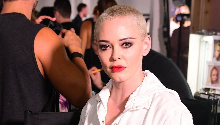 Rose McGowan en el backstage de Nichola Kirkwood durante la London Fashion Week