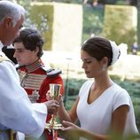 Fernando Fitz-James Stuart y Sofía Palazuelo comulgando en su boda