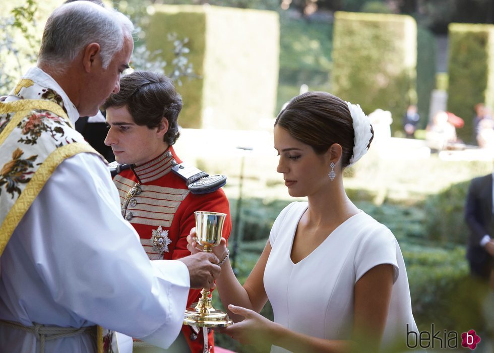 Fernando Fitz-James Stuart y Sofía Palazuelo comulgando en su boda